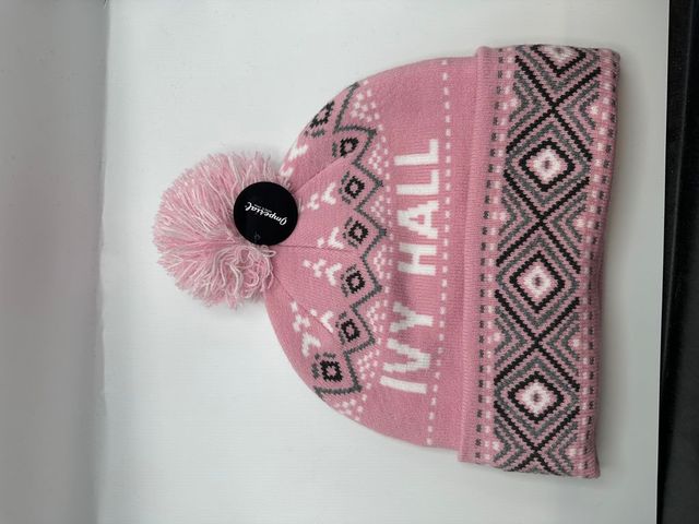 Beanie w/ Pom Pom Ivy Hall